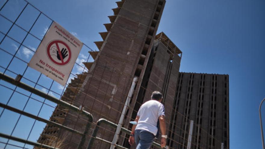 Hotel abandonado en la costa de Añaza, en Santa Cruz de Tenerife.