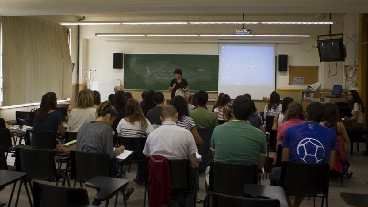 Estudiantes de la facultad de Magisterio de la UB en el Campus Mundet