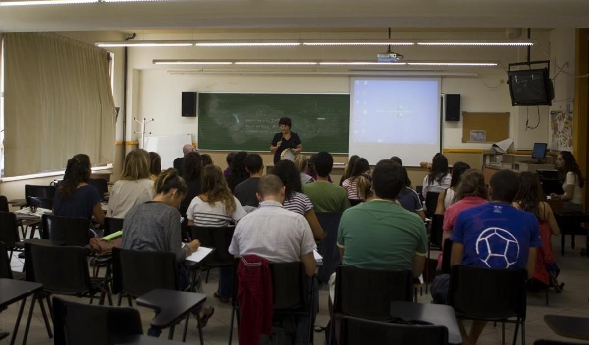 Estudiantes de la facultad de Magisterio de la UB en el Campus Mundet.