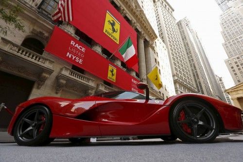 La escudería Ferrari, controlada por el grupo Fiat Chrysler Automobiles, ha debutado hoy en Wall Street con un precio de salida de 52 dólares y en los primeros minutos de cotizaciones sus acciones se disparaban un 15 % hasta 60 dólares.