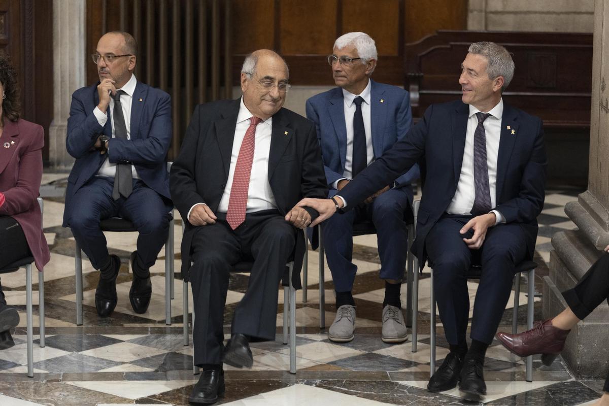 El nuevo gobierno catalán tras el acto de toma de posesión de los nuevos consellers que se ha celebrado este martes en el Palau de la Generalitat, antes de celebrar la primera reunión del nuevo Govern