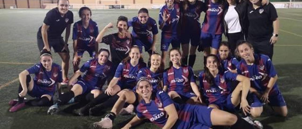 Jugadoras del filial de la UD Alzira en el campo de Venècia.