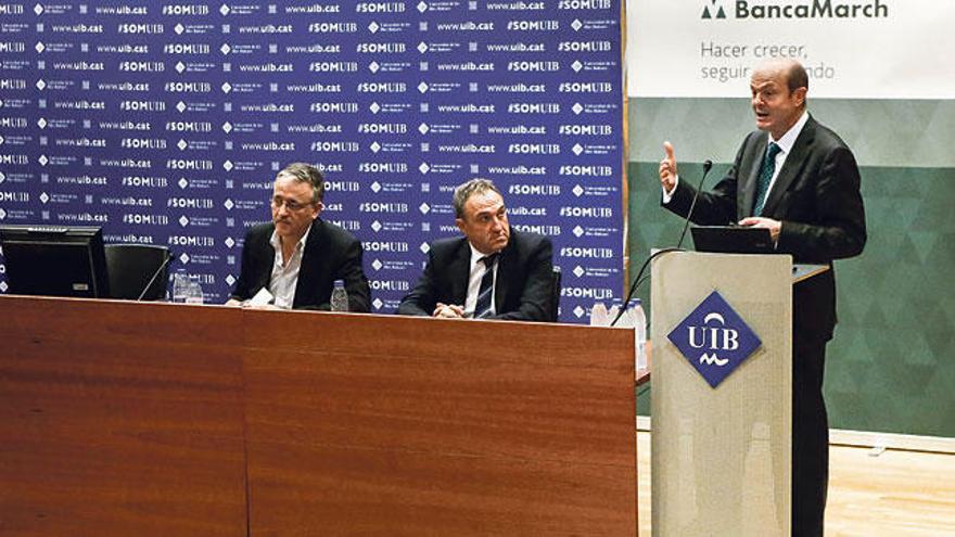 Ferran Fisas, a la izquierda, y Oriol Guixà, de pie, durante su intervención.