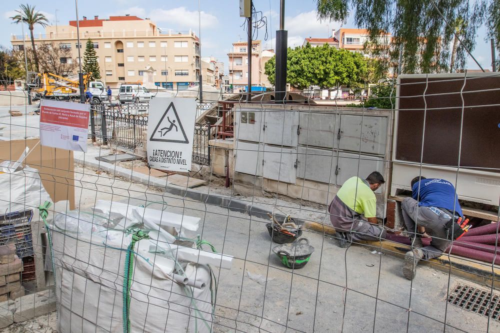 Las obras de restauración del conjunto hidráulico del puente de Carlos III están paralizadas desde hace semanas. El Ayuntamiento amplió el plazo de terminaci pero parece que ahora va a rescindir el co