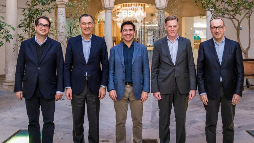 De izquierda a derecha: Peio Belausteguigoitia,David Conde, Carlos Torres, Carlos RodrÃ­guez y Onur GenÃ§ en el Claustro de Sant Antoniet de Palma.