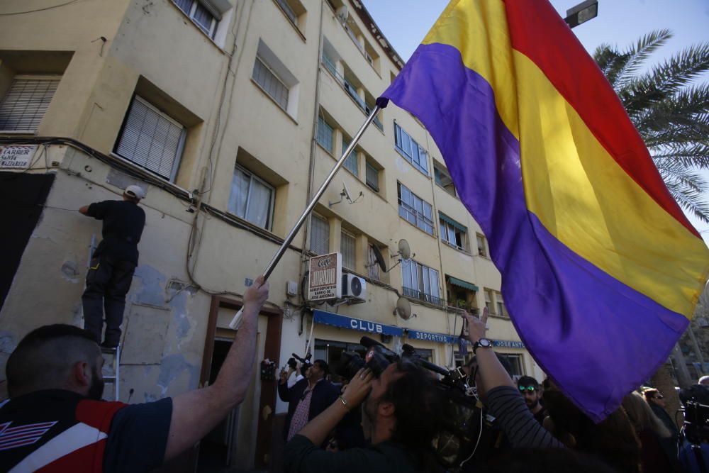 Reponen la placa de la División Azul en medio de gritos contra el PP y Franco y con banderas republicanas ondeando.