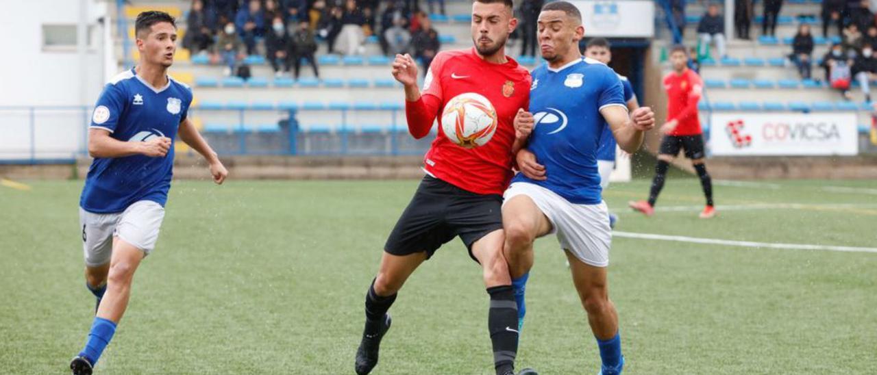 Una lucha por el balón en el choque frente al Mallorca B.  | JUAN A. RIERA