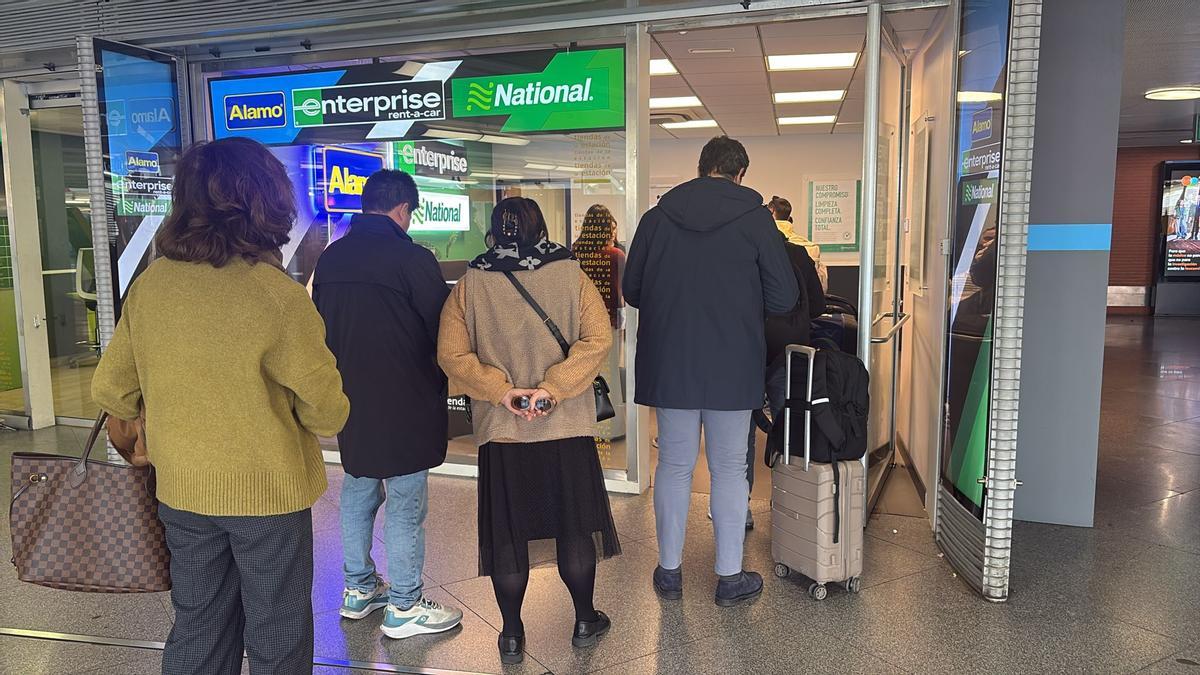 Colas ante las oficinas de coches de alquiler en Atocha