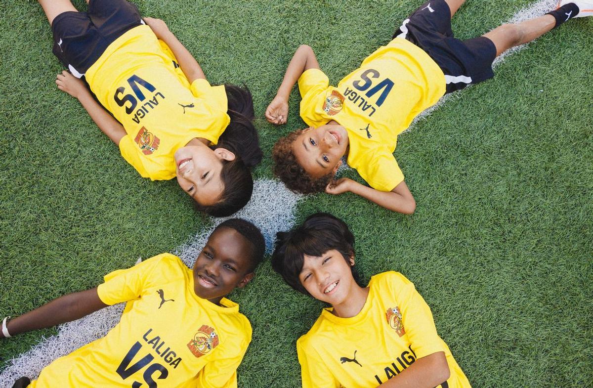 Futbolistas del Dragones de Lavapiés, con las camisetas de Puma patrocinadas por LaLiga.