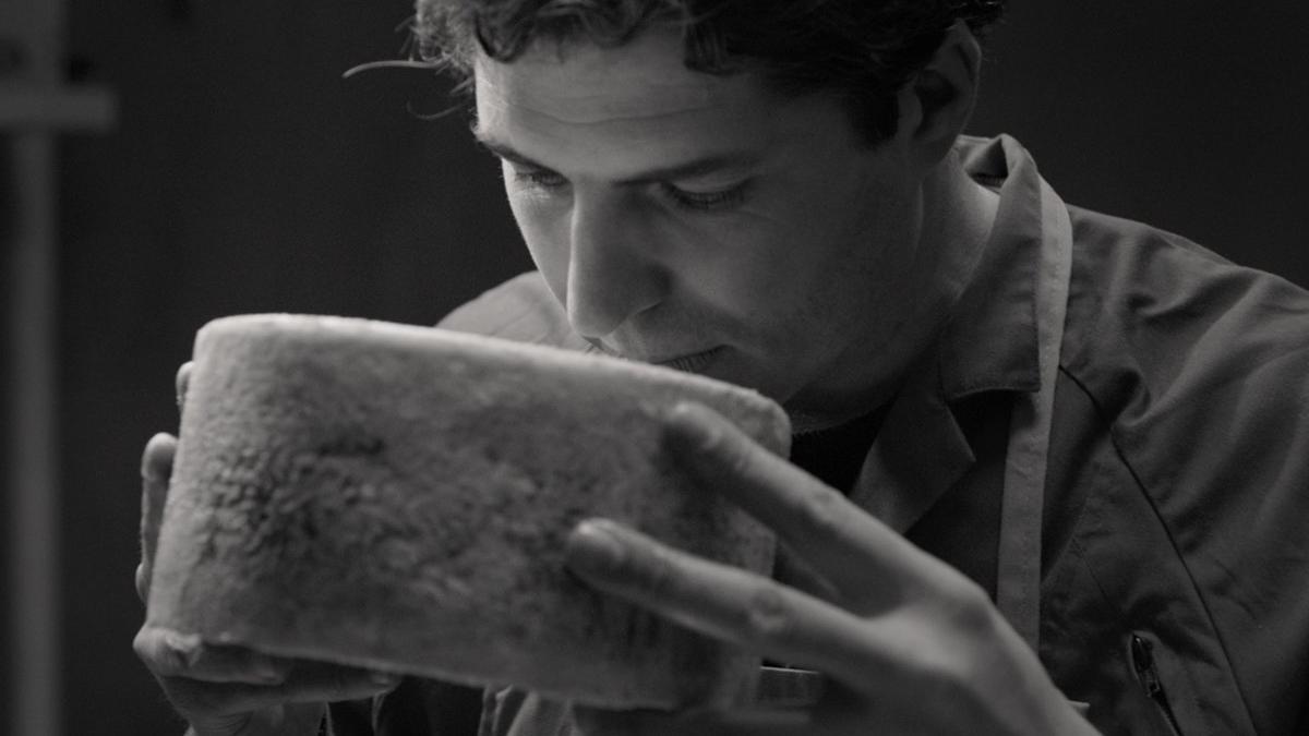 José Antonio Fandos, con uno de sus quesos de oveja artesanos