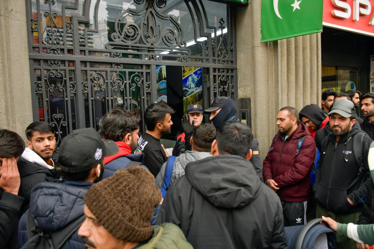 Fuera del Consulado de Pakistán el 29 de enero de 2026, esperan cientos de ciudadanos para obtener documentos con el fin de regularizar su situación en España.