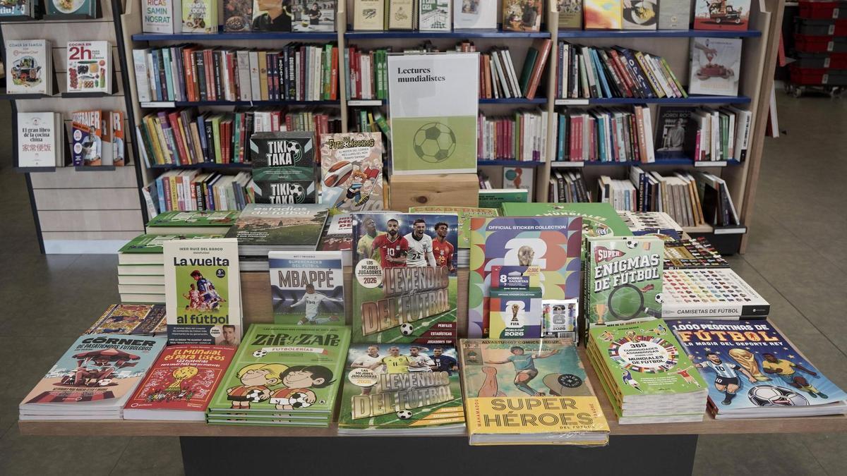 Una vintena de llibres sobre el futtbol i la Copa del Món a la llibreria Abacus de Manresa