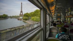 La Torre Eiffel vista desde un tren en París.