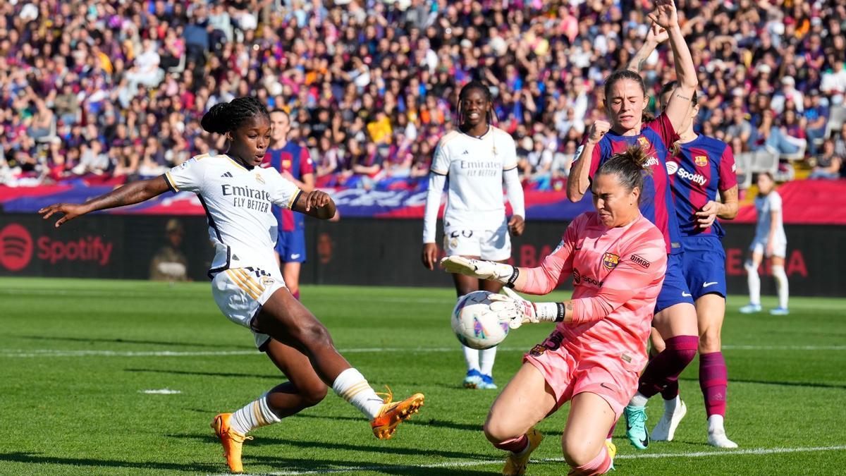 Linda Caicedo y Cata coll durante una acción en un Clásico en Montjuïc