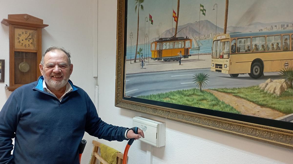 José Ramón Rodríguez, responsable de TranBus, ante un cuadro de 1984 del tranvía en El Morlaco.