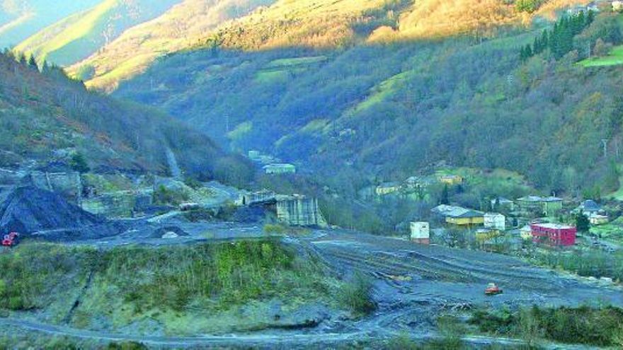 Gran escombrera de Carbonar en la zona de Rengos, en Cangas del Narcea.