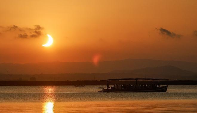 Las imágenes más impresionantes del eclipse sobre la Comunitat Valenciana