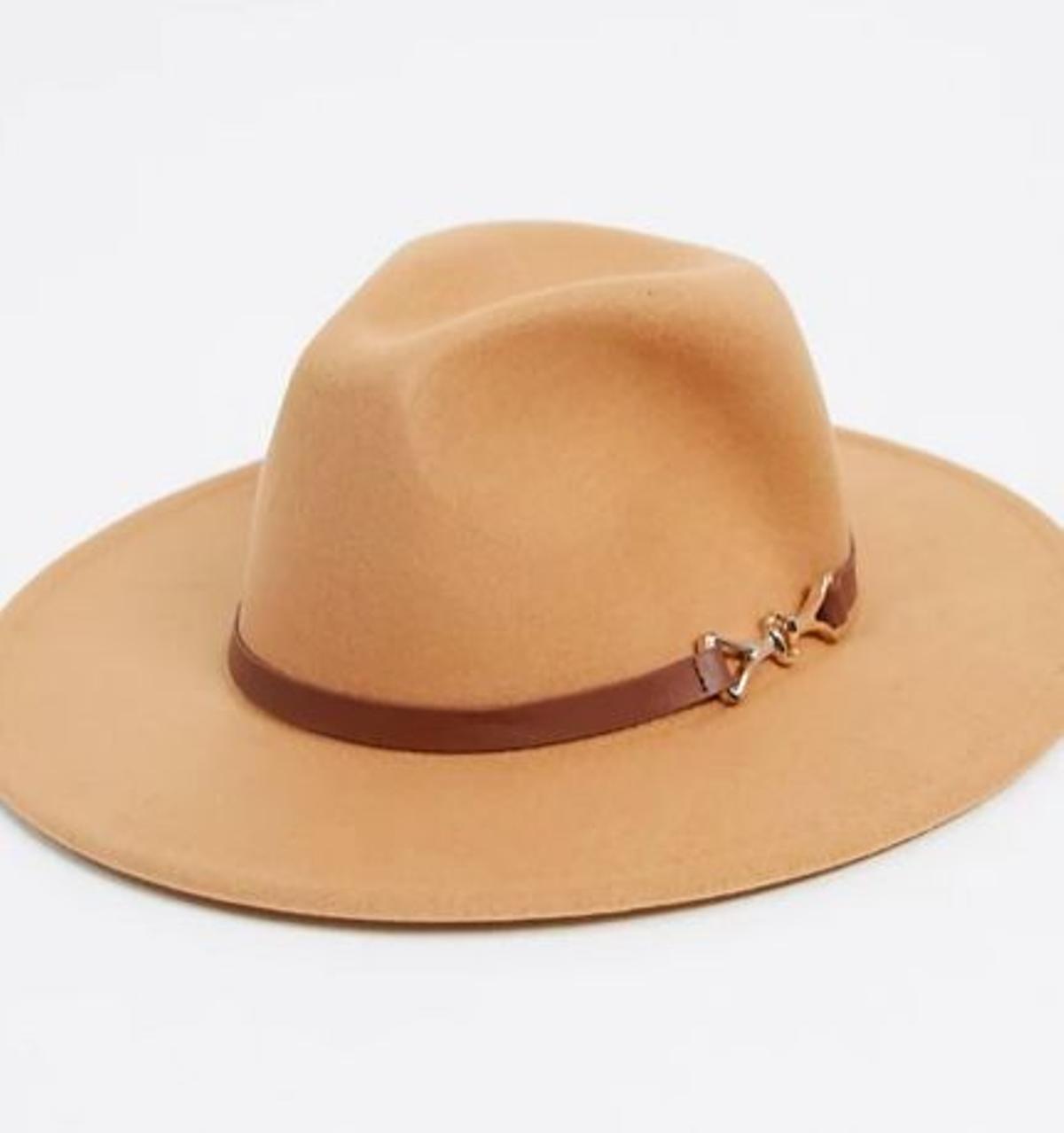 Sombrero fedora con detalle de hebilla de metal en camel de My Accessories London