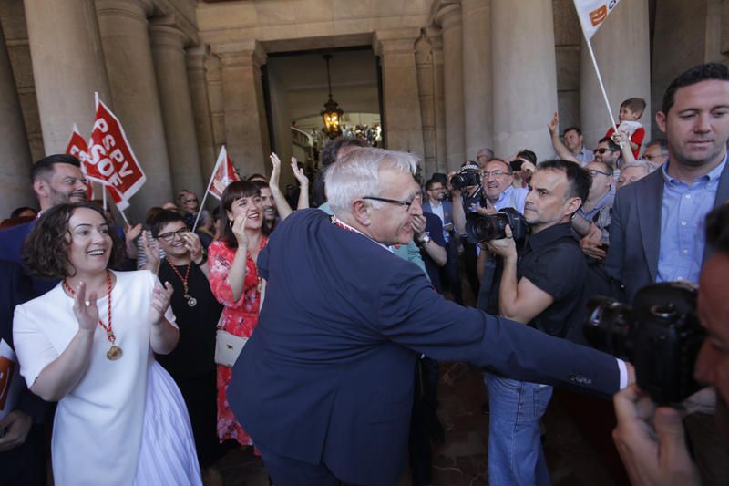 Baño de masas de Ribó y Gómez tras la constitución del ayuntamiento