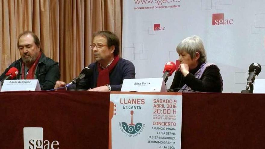 Por la izquierda, Patxi Andión, Adolfo Rodríguez y Elisa Serna, durante la presentación del concierto, ayer.