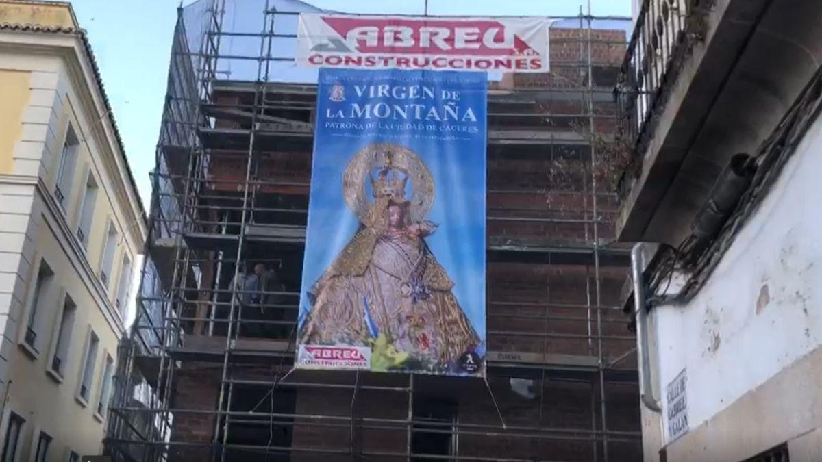 Construcciones Abreu ha desplegado un cartel a tamaño gigante con la imagen de la patrona