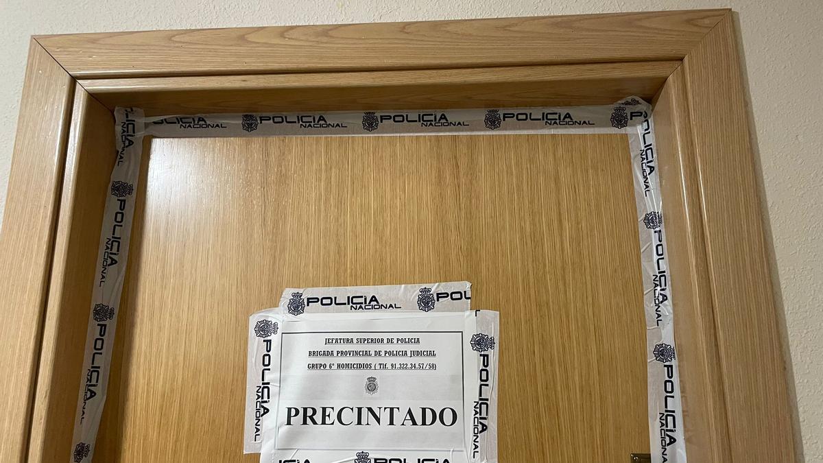 Puerta del domicilio donde residían María Ángeles M. S. y su presunto asesino, José A. G. A., en la localidad madrileña de Torrejón de Ardoz.