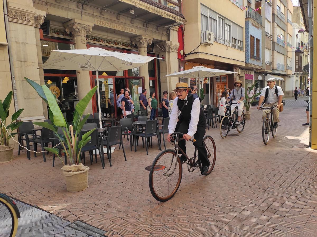 En el mercado municipal habrá una exhibición de bicicletas, carruajes y coches de época
