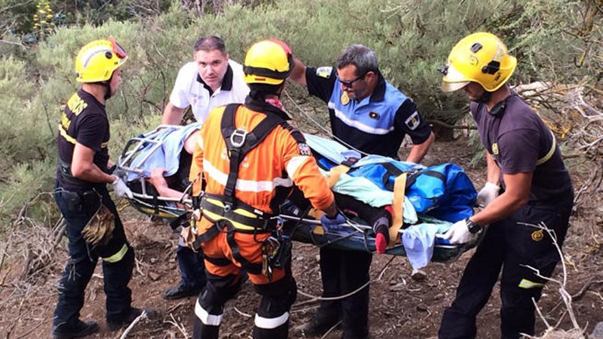 Los efectivos de rescate y seguridad trasladan al motorista alemán herido en Santa Brígida, ayer.