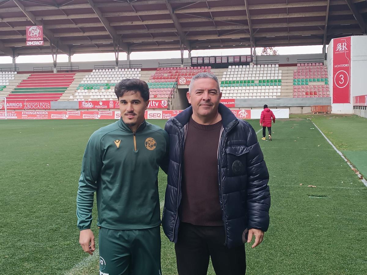Abde y Vizcaíno, sobre el césped del Ruta de la Plata en la presentación del nuevo jugador del Zamora CF.