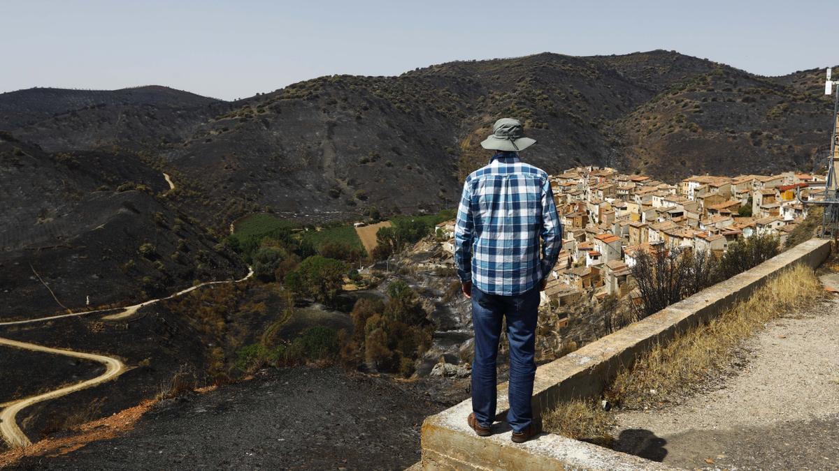 Un hombre contempla los efectos del incendio en los alrededores de Moros.