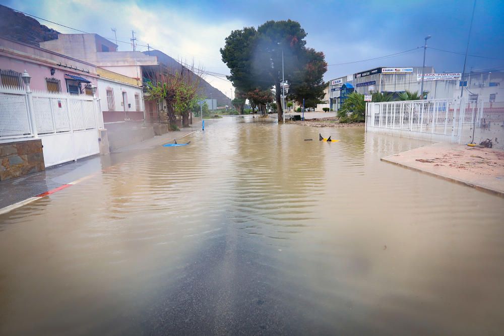 Las lluvias aumentan el caudal del Segura en Orihuela y causan problemas en algunos viales