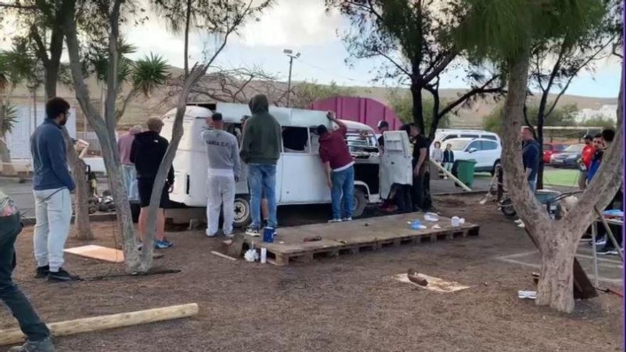 Vecinos de Arrieta ayudan a reparar la furgoneta bar SamRise, que se quemó en Lanzarote