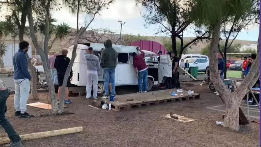 Vecinos 'pasan' de la borrasca Therese y se unen para reparar la furgoneta bar incendiada junto a la playa en Lanzarote