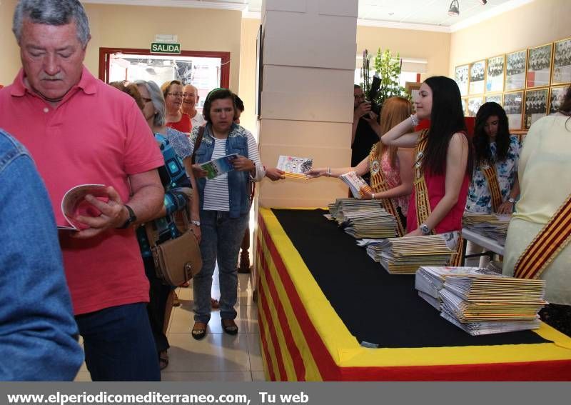 GALERÍA DE FOTOS -- Vila-real reparte el programa de fiestas de Sant Pasqual