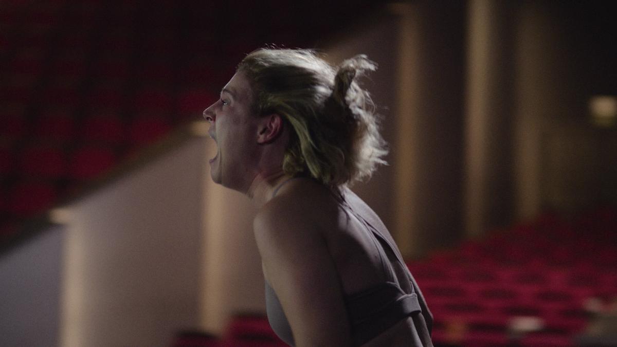 Ángela Cervantes (Alexandra) en una escena de 'La furia' con el Teatre Núria Espert como localización