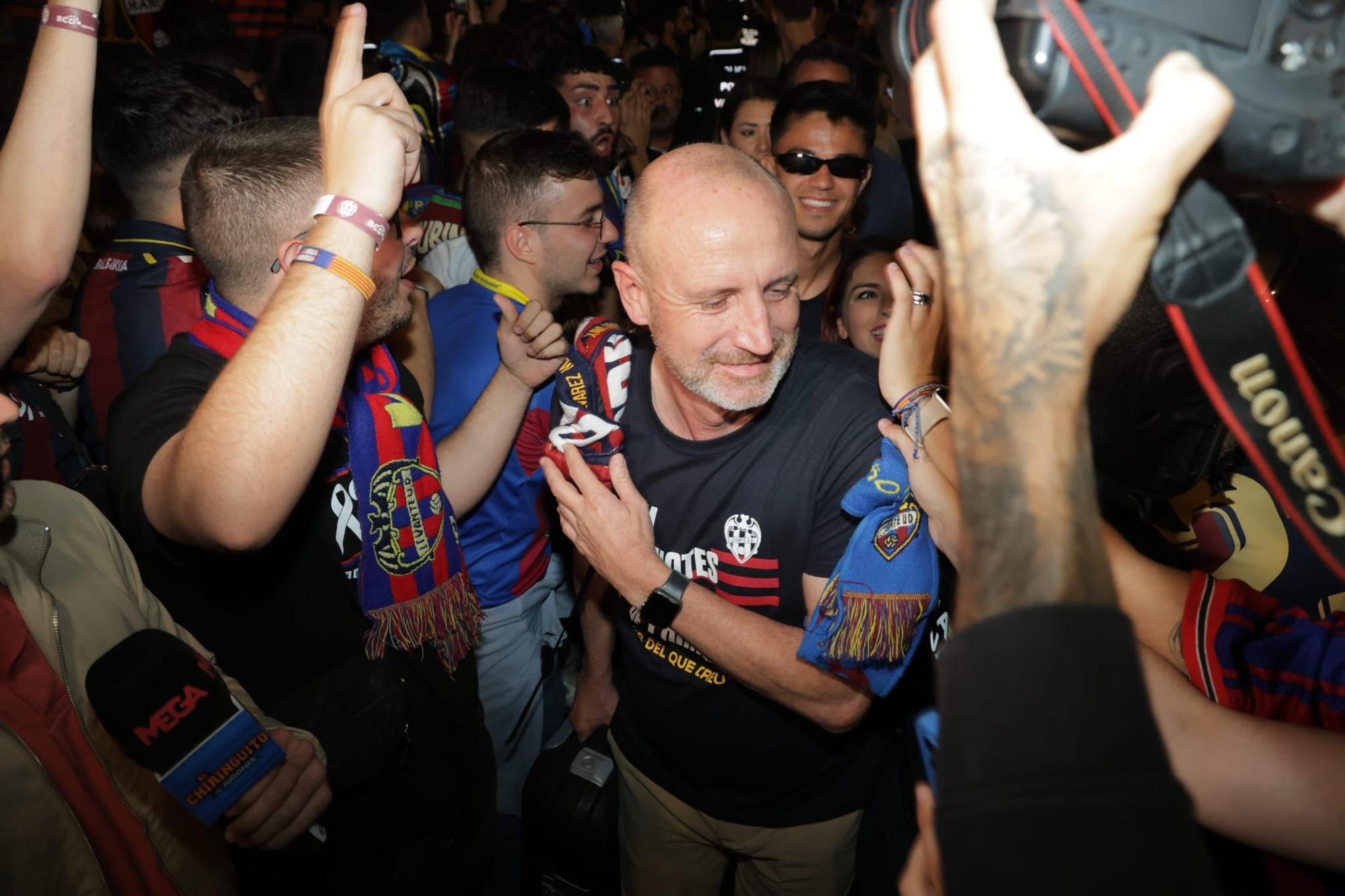 El Levante Ud llega a València tras conseguir el ascenso en Burgos