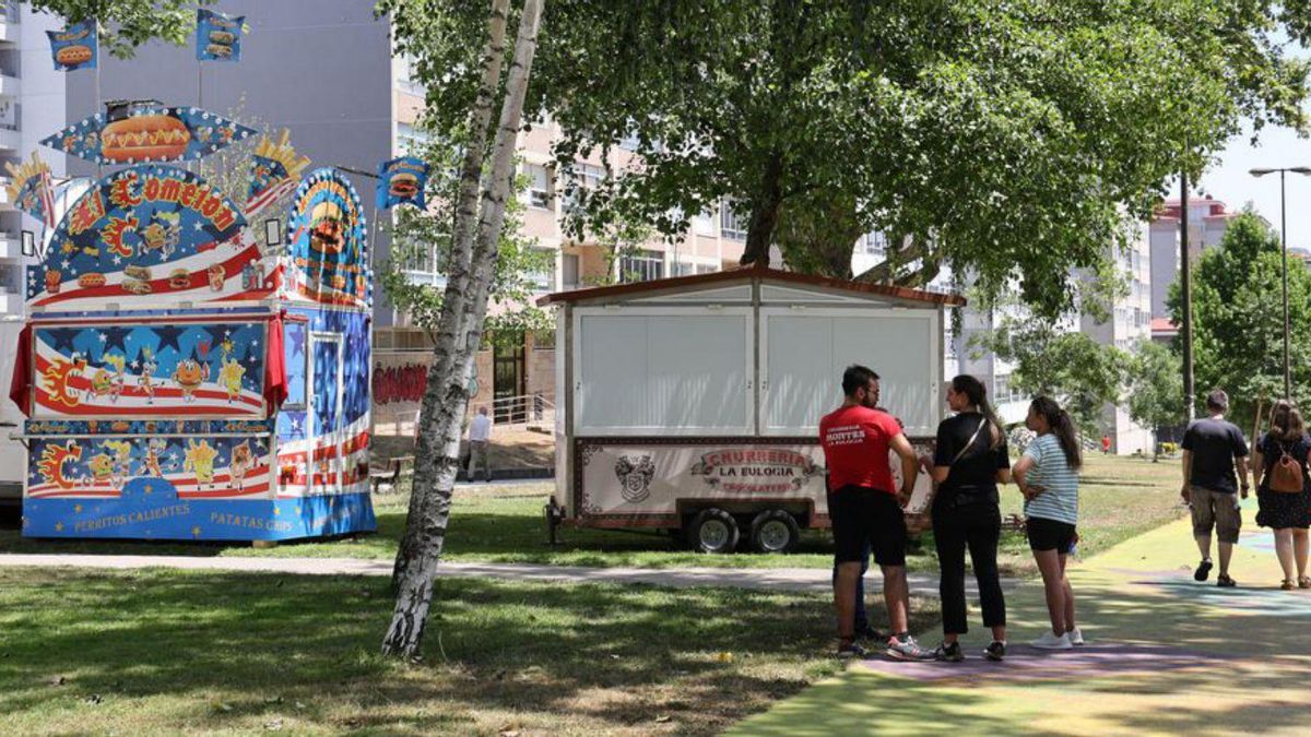 Montaje de puestos en Coia para las fiestas.
