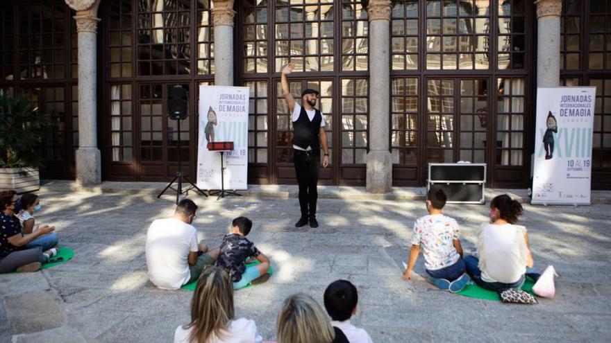 Una de las actuaciones de la anterior edición de las Jornadas Internacionales de Magia, en el patio del parador de Zamora. | Ana Burrieza