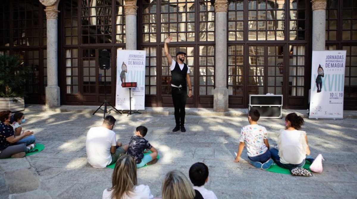 Una de las actuaciones de la anterior edición de las Jornadas Internacionales de Magia, en el patio del parador de Zamora. | Ana Burrieza