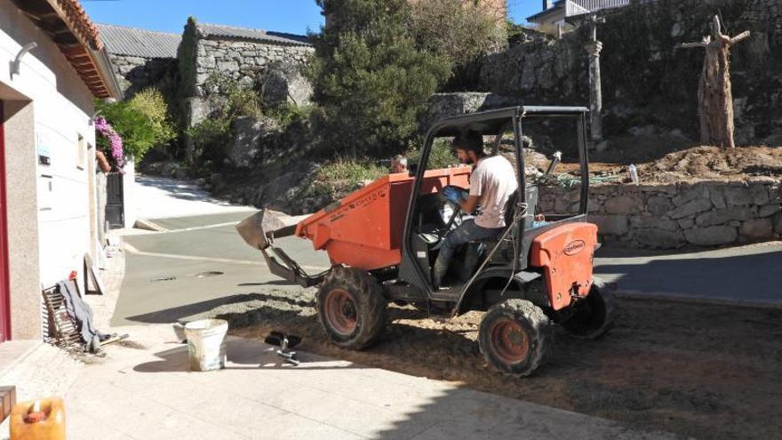 Trabajos de pavimentación frente al local social, en un inmueble recuperado. 