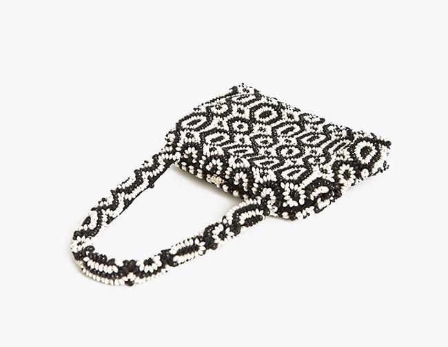 Bolso con abalorios bicolor y asa de mano, de Uterqüe