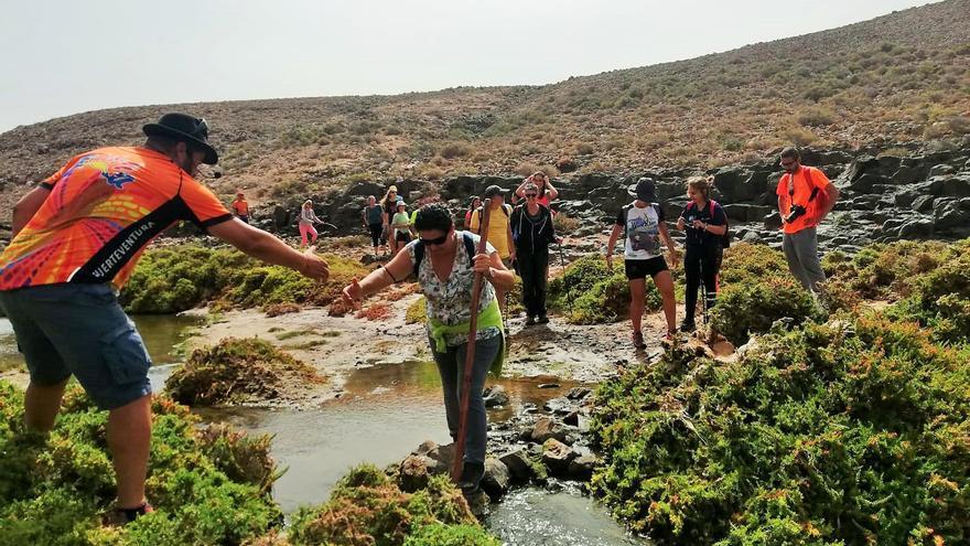 Senderistas del municipio de Antigua recorriendo la isla de Fuerteventura