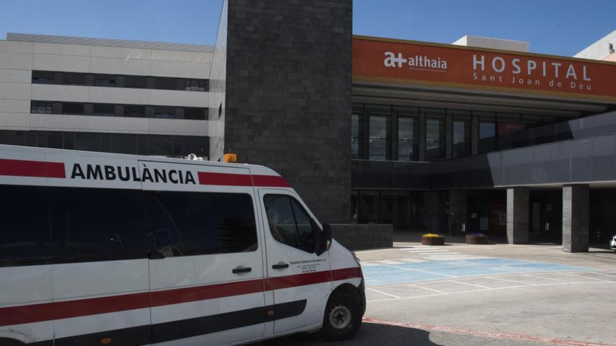 Un vehicle de transport sanitari entra a l&#039;Hospital de Sant Joan de Déu de Manresa