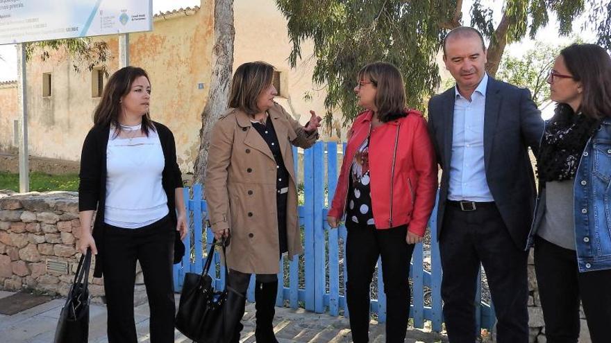 El Govern visita el exterior del futuro Museo de Formentera