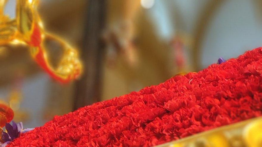 El secreto que guarda el monte de claveles del Cristo de San Bernardo: peticiones de fieles y nombres de niños ingresados en Oncología