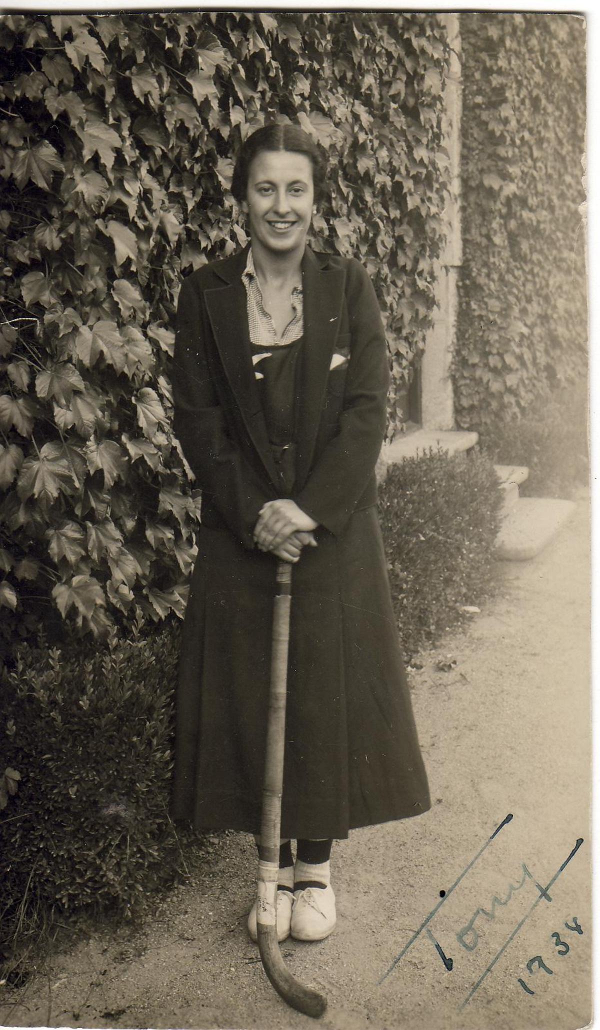 Antonina Sanjurjo con el uniforme del Atlántida (1934).