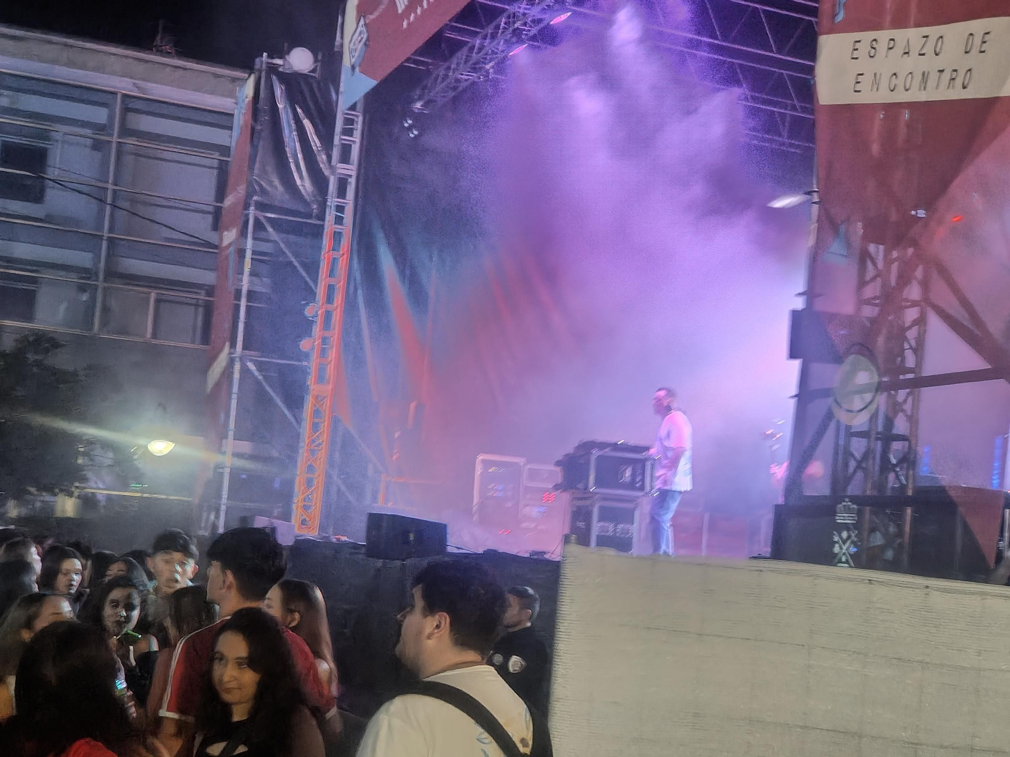 Dj Michi triunfa en el inicio de las Festas do Cristo de Cangas