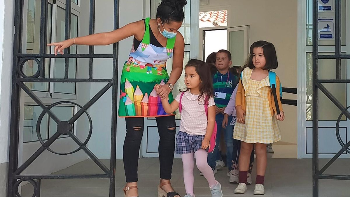 Grupo de niños de Educación Infantil saliendo del colegio El Llano