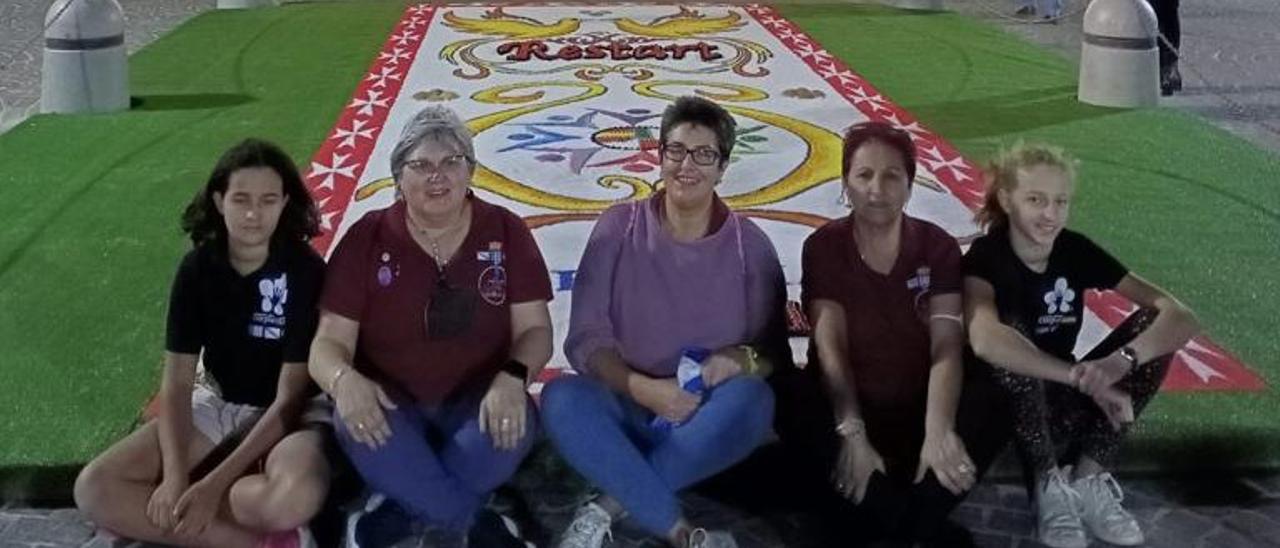 Las alfombristas gallegas, cuatro de ellas de Bueu, con la alfombra elaborada en Gharb.