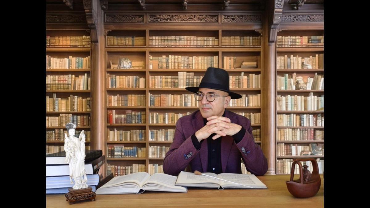 Viñas, a la seva biblioteca.
